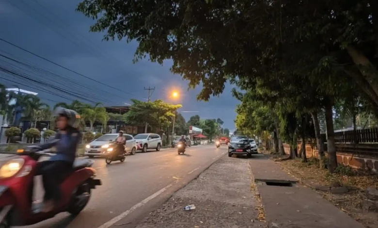Jalan di Lombok Timur tak Lagi Gelap Berkat PJU Tenaga Surya