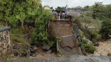 Jembatan Aik Bete Suela Rusak Akibat Banjir