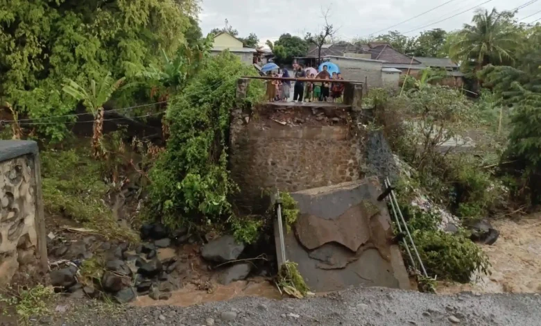 Jembatan Aik Bete Suela Rusak Akibat Banjir