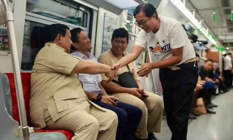Prabowo Naik KRL Manggarai - Tanah Abang