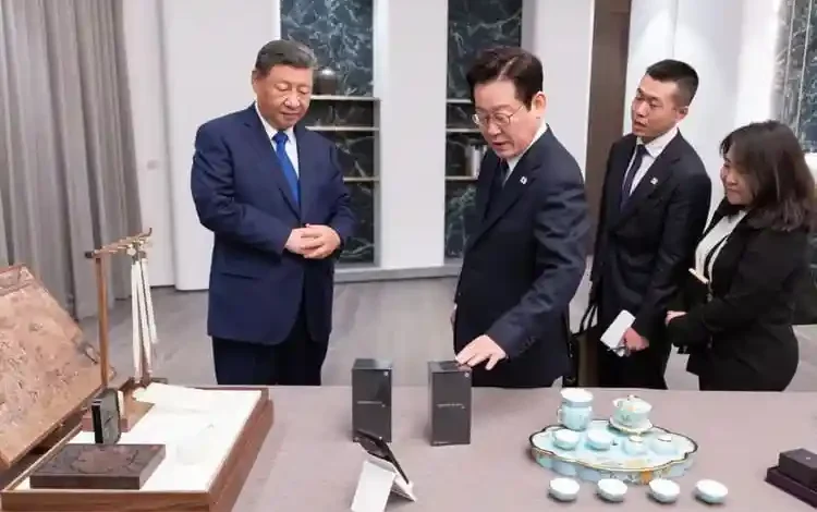 Xi Jinping Beri Hadiah Dua Smartphone Xiaomi kepada Presiden Korea Selatan