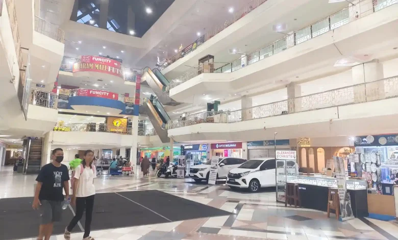 Masyarakat Berbelanja di Mataram Mall Pertumbuhan Ekonomi NTB