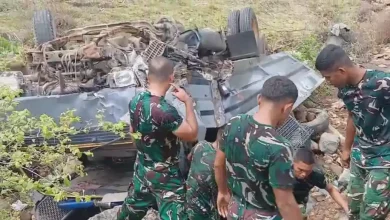 Truk Dalmas Muatan Amunisi TNI Terguling di Dompu
