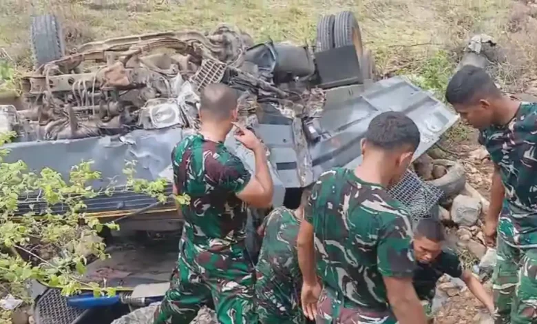 Truk Dalmas Muatan Amunisi TNI Terguling di Dompu