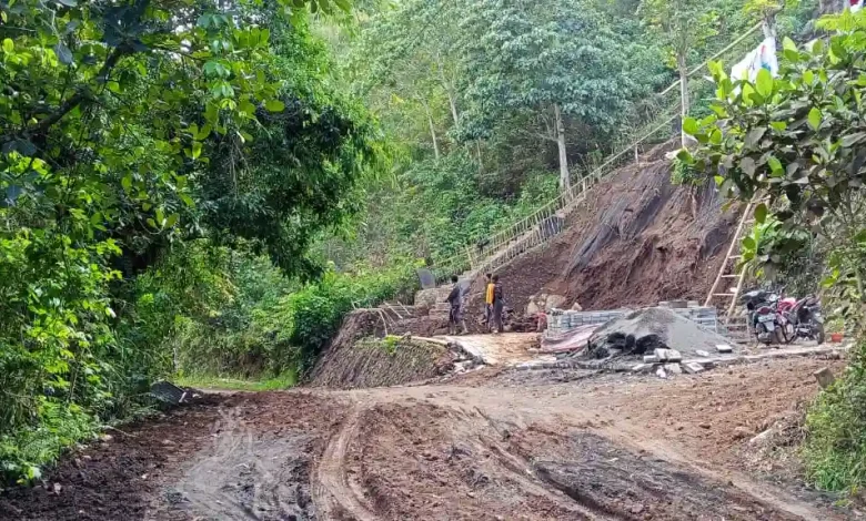 Longsor Tutup Jalan Usaha Tani Sembalun