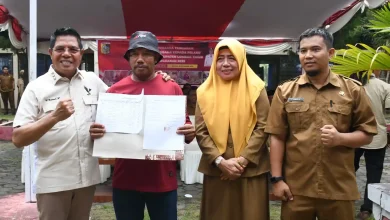 Bupati Iron Berikan Bantuan 31.000 Pedagang Kecil di Lombok Timur