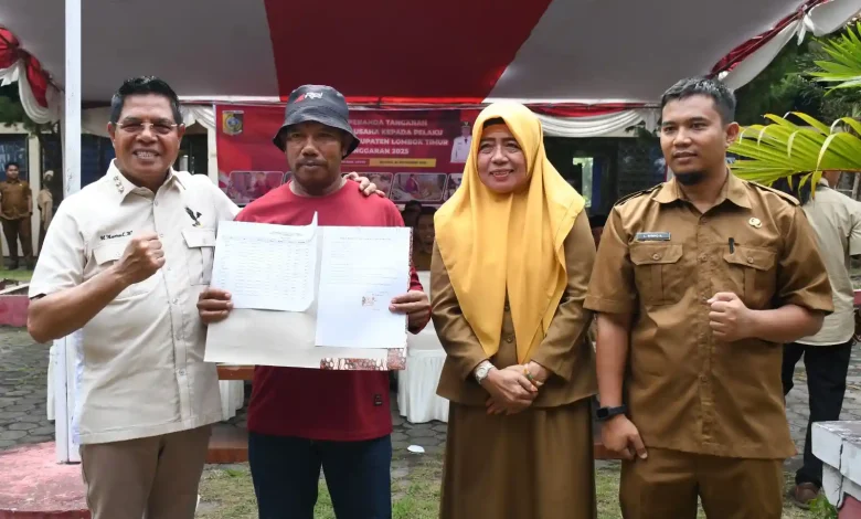 Bupati Iron Berikan Bantuan 31.000 Pedagang Kecil di Lombok Timur