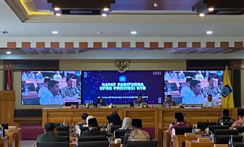Paripurna DPRD NTB Diwarnai Hujan Protes hingga Berujung Ditunda