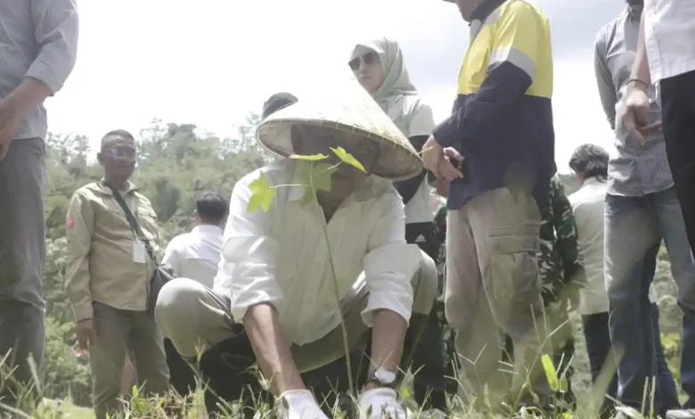 Wabup Sumbawa "Todong" PT SJR dan PT Amman Perbaiki Jalan Rusak Ropang - Lantung