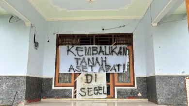 Warga Segel Kantor Desa Bilok Petung