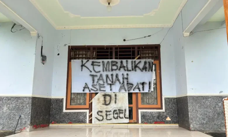 Warga Segel Kantor Desa Bilok Petung