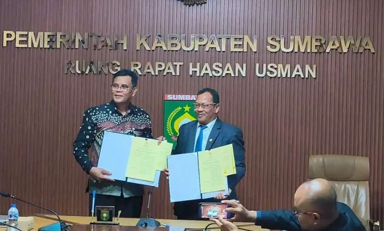 Bupati Jarot Teken MoU dengan UT Mataram