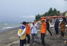 BPBD Kota Mataram Pasang Tanggul Darurat Cegah Banjir Rob Susulan
