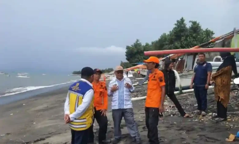 BPBD Kota Mataram Pasang Tanggul Darurat Cegah Banjir Rob Susulan