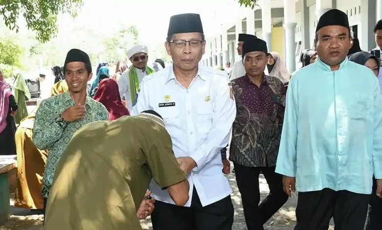 Wabup Edwin Dapat Keluhan Jalan Rusak saat Kunjungi Pesantren di Sakra Timur