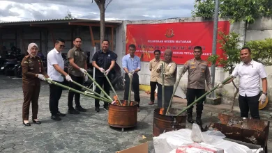 Kejari Mataram Musnahkan Rekapan Togel hingga Ribuan Bungkus Rokok Ilegal