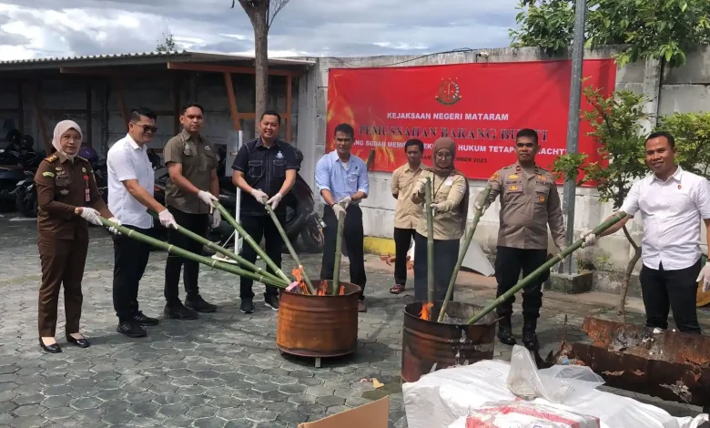 Kejari Mataram Musnahkan Rekapan Togel hingga Ribuan Bungkus Rokok Ilegal