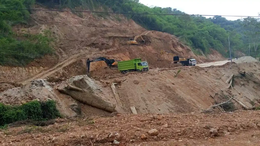 Suasana pekerjaan proyek jalan Lenangguar - Lunyuk
