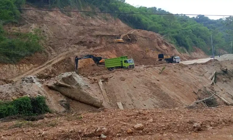 Suasana pekerjaan proyek jalan Lenangguar - Lunyuk