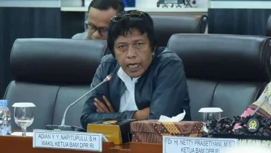 Adian Napitupulu Tantang Purbaya Diskusi Bahas Polemik Thrifting