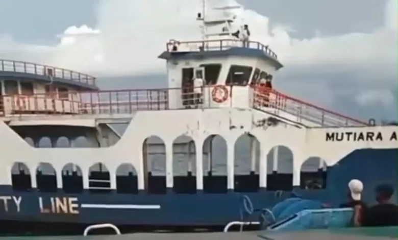 Kapal mati mesin di perairan Poto Tano - Kayangan