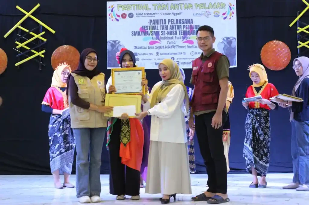 para juara Festival Tari Kreasi Tradisional antar Pelajar se-NTB 2025