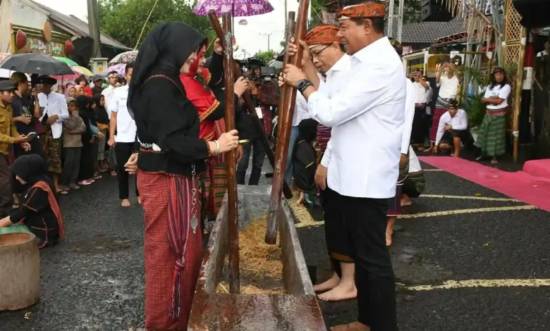 Bupati Iron Hadiri Pesona Budaya Desa Pengadangan dan Janjikan Perbaikan Jalan