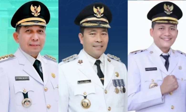 Kolase foto tiga bupati Aceh yang menyerah hadapi bencana, Bupati Pidie Jaya, Sibral Malasyi (kiri), Bupati Aceh Tengah, Haili Yoga (tengah), dan Bupati Aceh Selatan, Mirwan (kanan).