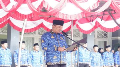 Kakanwil Kemenag NTB pimpin upacara bendera Hari Korpri ke-54 di MTsN 1 Mataram, Senin, 1 Desember 2025.