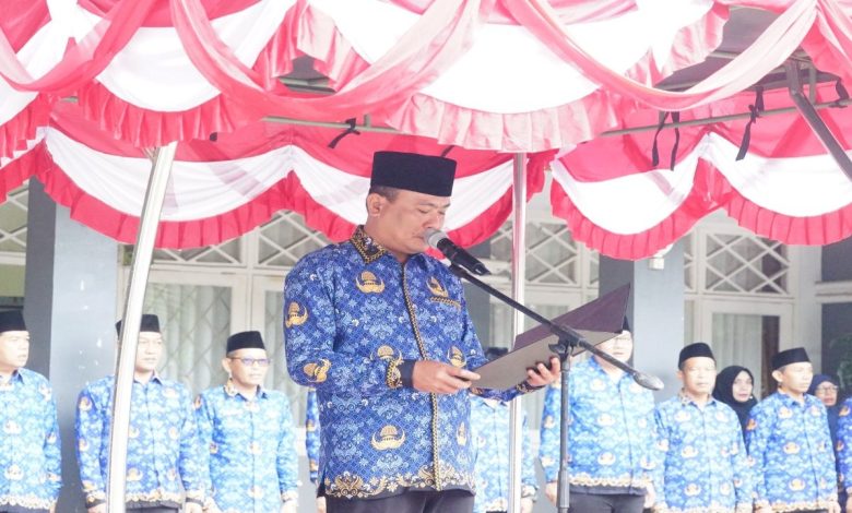 Kakanwil Kemenag NTB pimpin upacara bendera Hari Korpri ke-54 di MTsN 1 Mataram, Senin, 1 Desember 2025.