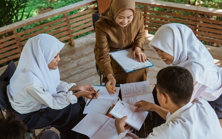 Ilustrasi guru sedang mengajar.