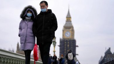 Ilustrasi warga Inggris memakai masker.