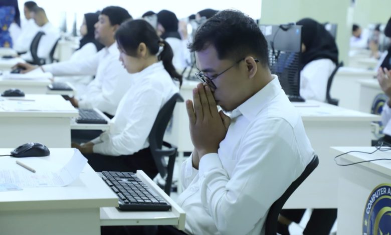 Peserta rekrutmen calon pegawai negeri sipil (CPNS) Kemenpan-RB mengikuti SKD di Kantor BKN Pusat, Jakarta.