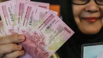 Ilustrasi seorang warga menerima BLT Kesra Rp 900 Ribu.