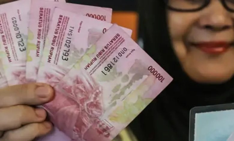 Ilustrasi seorang warga menerima BLT Kesra Rp 900 Ribu.