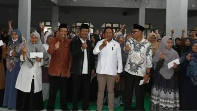Bupati Lotim Apresiasi Pengabdian Guru 31 Tahun saat Salurkan Insentif Madrasah
