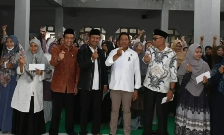 Bupati Lotim Apresiasi Pengabdian Guru 31 Tahun saat Salurkan Insentif Madrasah