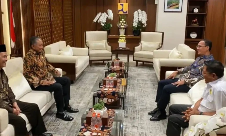 Bupati Lombok Timur Dorong Penanganan Abrasi Pesisir