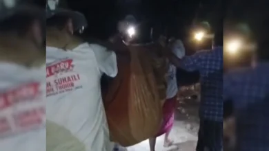 Warga Gotong Jenazah Lewat Jalan Rusak Desa Batu Jangkih Lombok Tengah