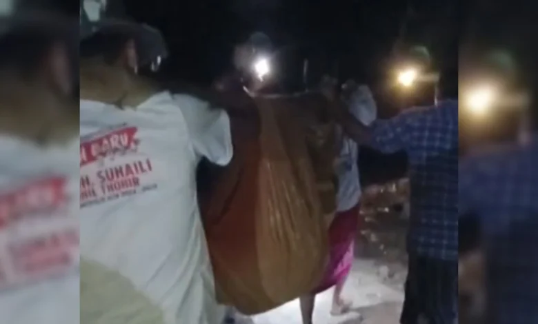 Warga Gotong Jenazah Lewat Jalan Rusak Desa Batu Jangkih Lombok Tengah