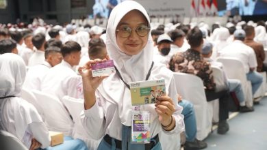 Siswi SMA menerima Program Indonesia Pintar (PIP).