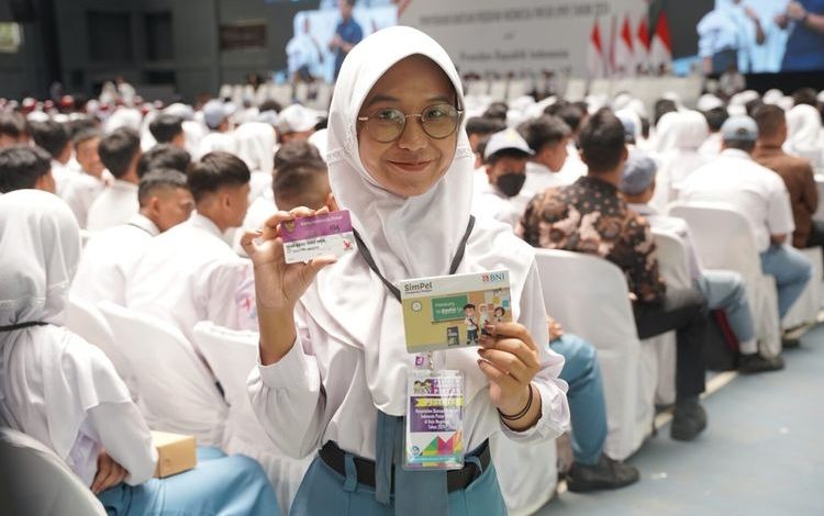 Siswi SMA menerima Program Indonesia Pintar (PIP).