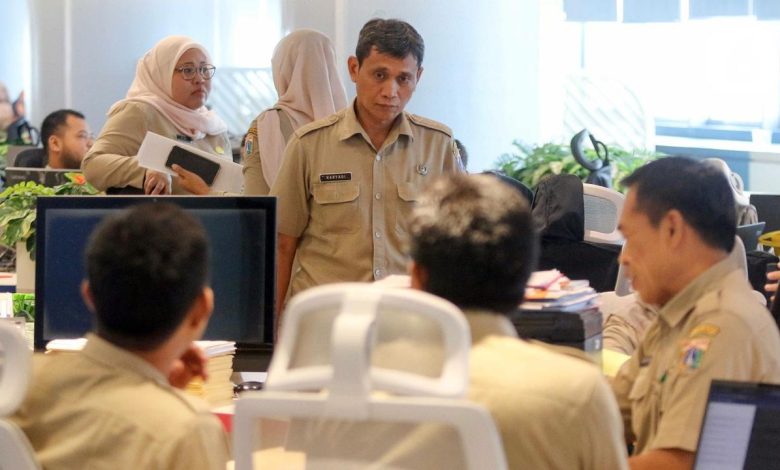 Ilustrasi ASN sedang bekerja di kantor.