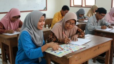 Ilustrasi seseorang mengajari orang tua sedang membaca dan menulis.