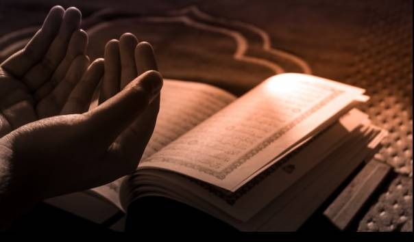 Ilustrasi tangan seseorang sedang berdoa saat malam 1 Rajab.