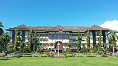 Universitas Mataram sebagai kampus terbaik di Kota Mataram versi UniRank 2025.