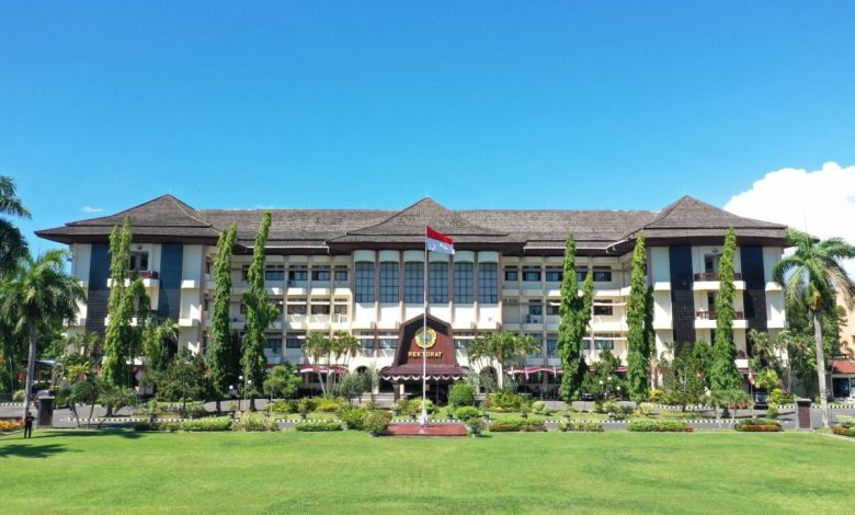 Universitas Mataram sebagai kampus terbaik di Kota Mataram versi UniRank 2025.