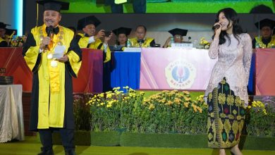 Rektor Unram, Prof. Ir. Bambang Hari Kusumo, M.Age.St., Ph.D, (kiri) menginisiasi aksi solidaritas untuk korban bencana Sumatra di Auditorium M. Yusuf Abu Bakar, Unram.