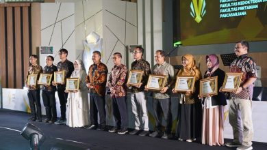 Universitas Mataram (Unram) membagikan piagam kepada civitas akademika berprestasi melalui ajang Unram Awards 2025.