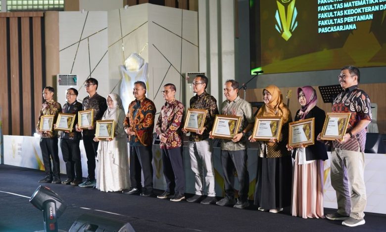 Universitas Mataram (Unram) membagikan piagam kepada civitas akademika berprestasi melalui ajang Unram Awards 2025.